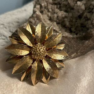 Vintage Sarah Coventry Signed Sunflower Brooch in Gold Tone